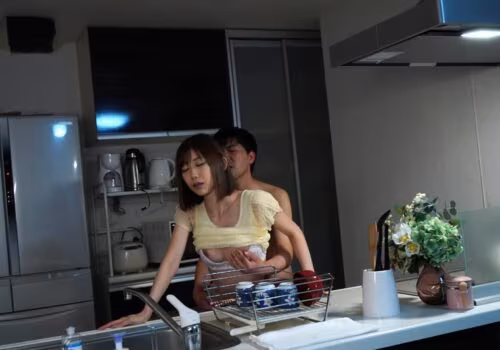 Cậu con trai loạn luân cùng người mẹ dâm khi đang làm bếp