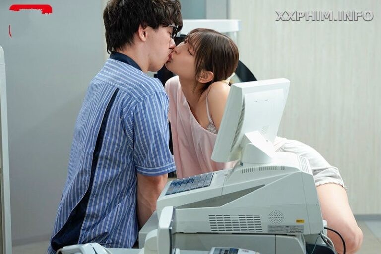 Cậu sinh viên làm thêm được nữ khách hàng xinh đẹp dạy hôn và cái kết