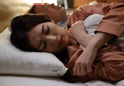 Ngủ cạnh chồng nhưng vợ tơ tưởng đến con cặc của sếp chồng