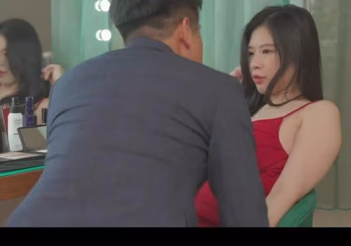 Nữ ca sĩ xinh đẹp bị tên quản lý gạ địt trong phòng thay đồ